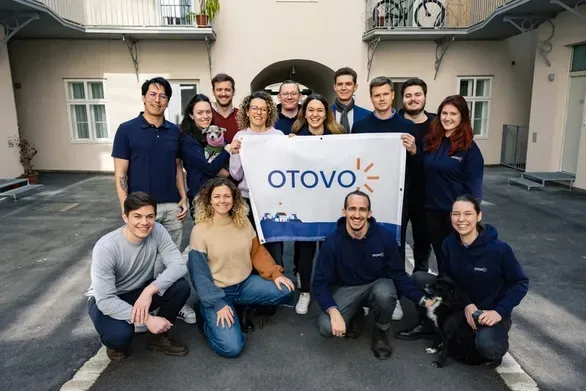 Gruppe von Menschen vom Otovo Österreich Team mit Otovo Flagge